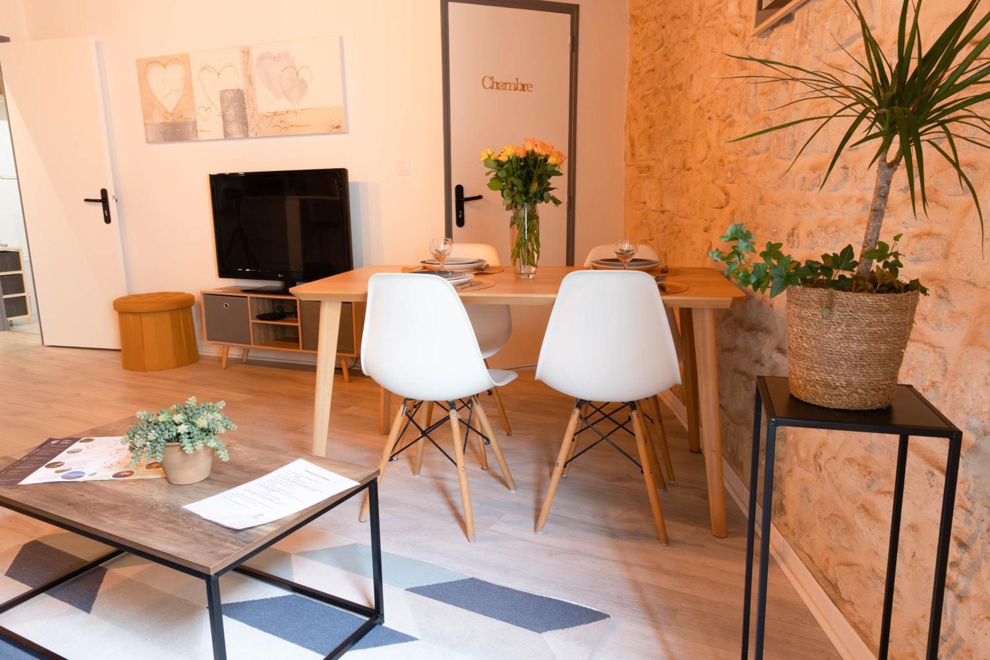 Immeuble 3 Apparts Centre Historique St Gilles Maisoncarreeconciergerie Saint-Gilles  Bagian luar foto